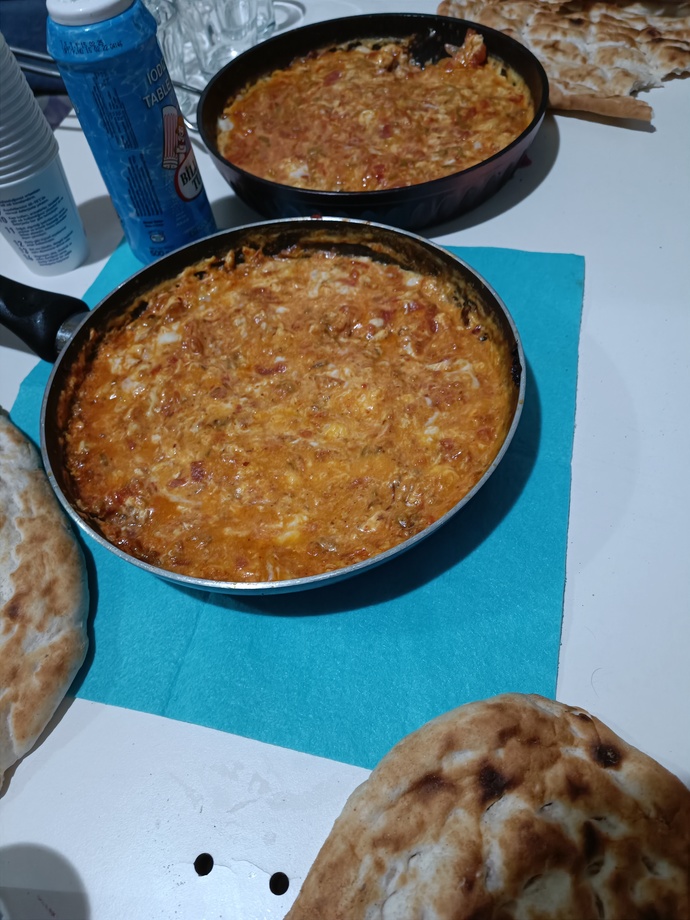Çakallı menemeni mi yoksa normal menemen mi?