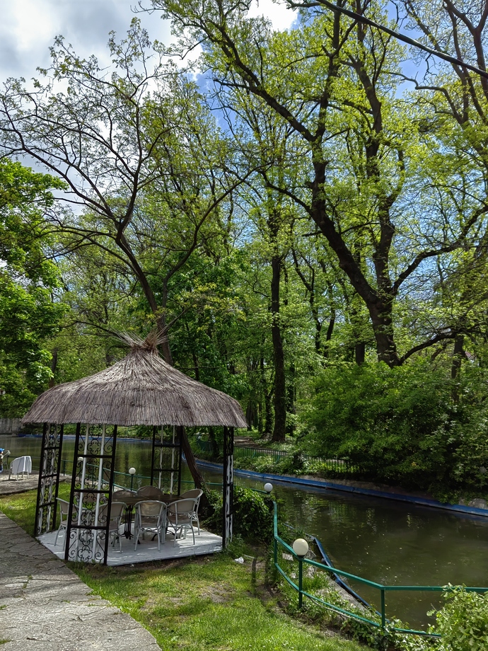 Burada kiminle kahve içmek isterdiniz 🌸🌼?