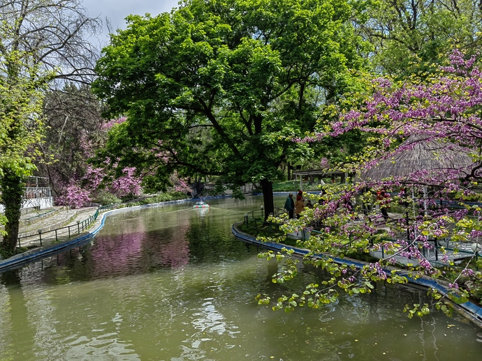 Burada kiminle kahve içmek isterdiniz 🌸🌼?