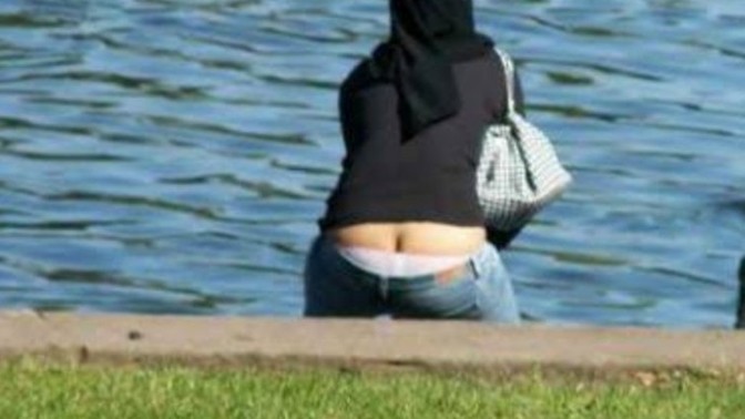 Başı kapalı kızlar neden dar pantolon giyiyor?