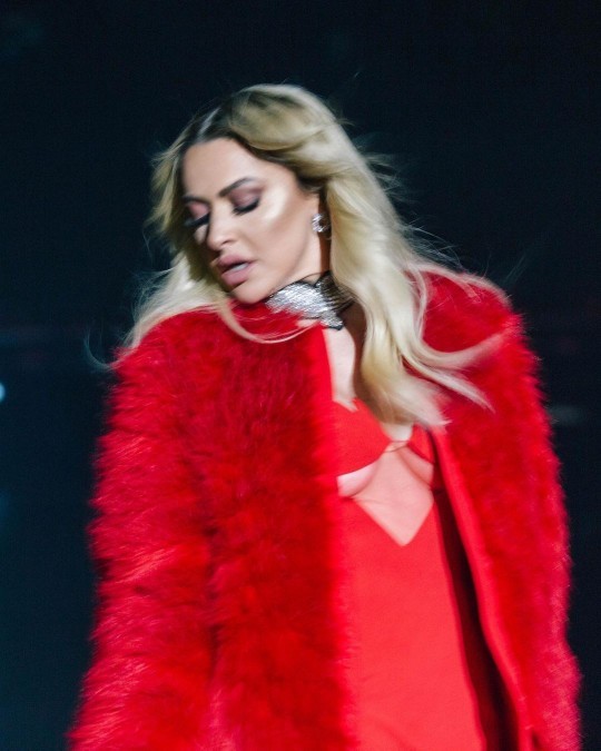 Hadise, İstanbul konserinde tarzı ve dansı ile dikkat çekti. Sahne kıyafetini nasıl buldunuz?