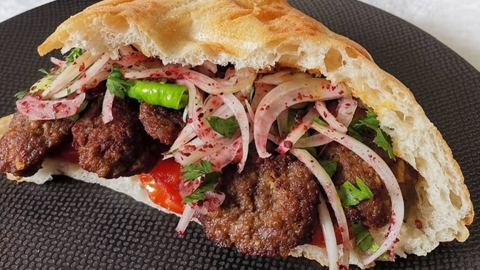 Köfteyi porsiyon mu seviyorsunuz, ekmek arası mı?