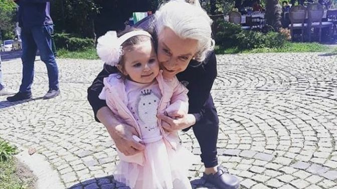 Kaynanam kızımı anneme bıraktığımda biraz tepki gösteriyor, “ben varım” ya havalarında. Neden böyle yapıyor?