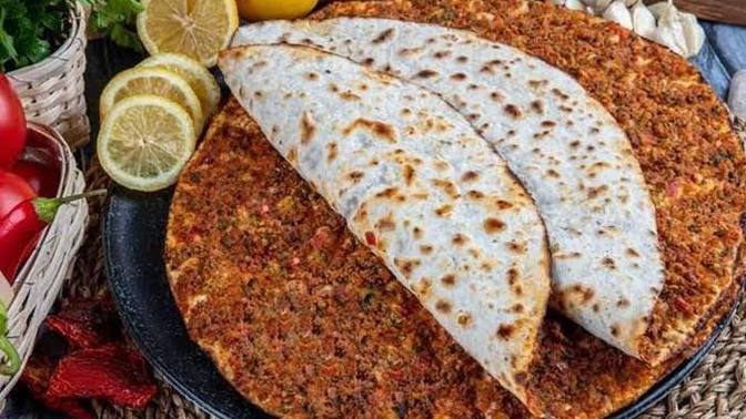 Lahmacunun yanına ayran mı alayım, kola mı?