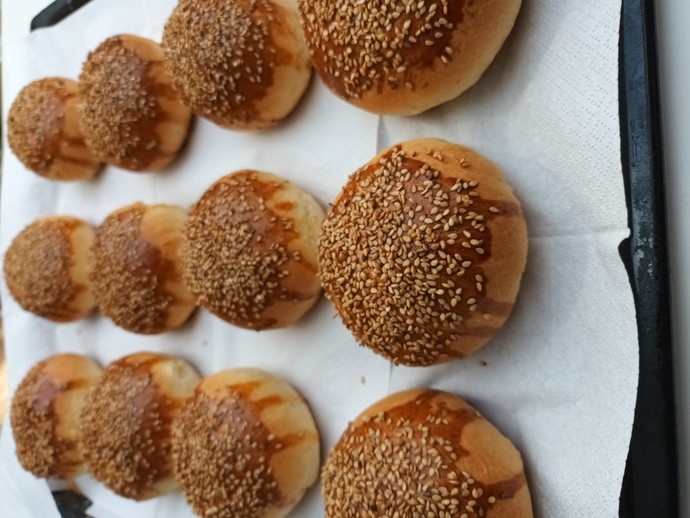 Daima fazladan yemek yapip buzluga atan calisan bayanmi, yoksa keyfince yemek yapan calisan bayanmi?