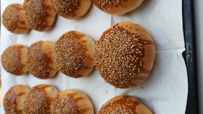 Daima fazladan yemek yapip buzluga atan calisan bayanmi, yoksa keyfince yemek yapan calisan bayanmi?