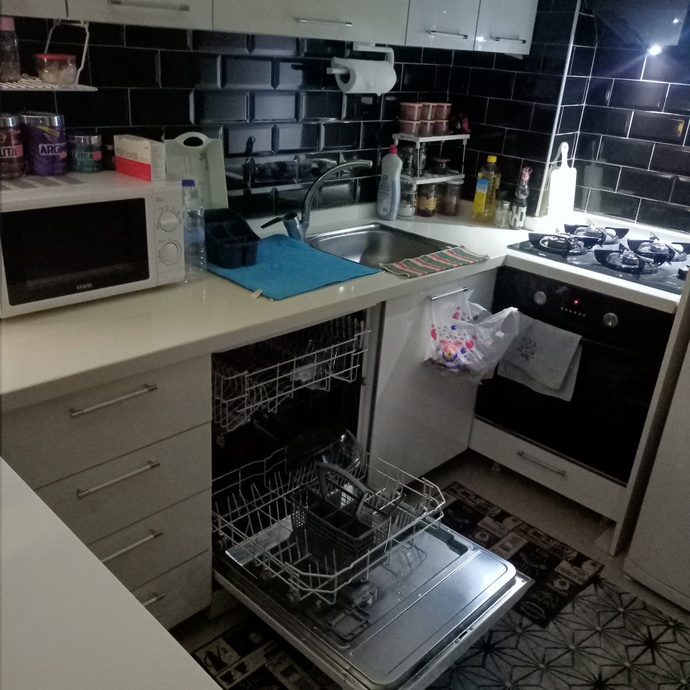 Tek yaşadığım için bazı şeyleri tam anlamıyla bilmiyorum. Makimaya bulaşıkları olduğu gibi koyuyordum ama suya tutulması gerekiyormuş. Ozaman makinanın anlamı ney☺️