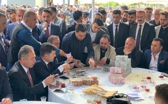 Hakkarideki aşiret düğününde geline 15 kilo altın, damada 5 milyon TL takıldı! Bu kadar para nereden geliyor?