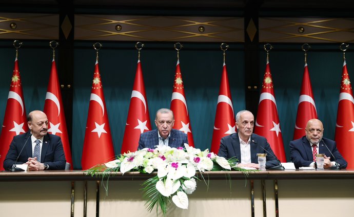 Kamu işçilerine %45 zam yapıldı. Böylelikle en düşük kamu işçisi maaşı 15.000 TL oldu. Siz bu zam oranını nasıl buldunuz, sizce yeterli mi?