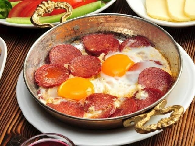 Sucuklu yumurta sever misiniz?