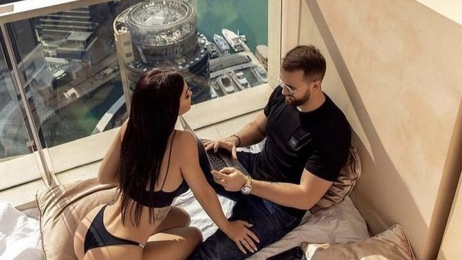 Oyun oynarken eşiniz/sevgiliniz gelse "benimle ilgilenir misin yakışıklı beyefendi" dese kimi seçersiniz?