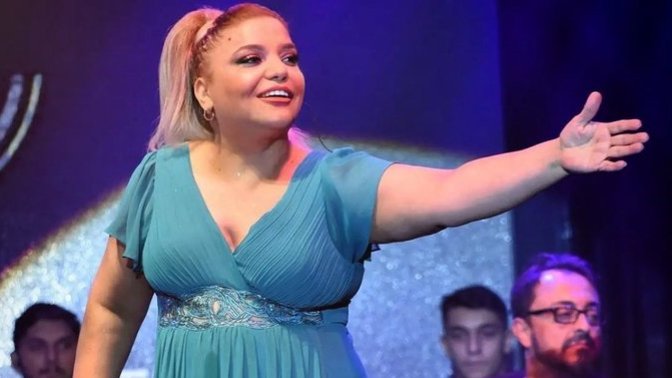 Kibariye, sahneye atlayan hayranı yüzünden sahneden düşerek hastanelik oldu. Fazla sevgi zararlı mı?