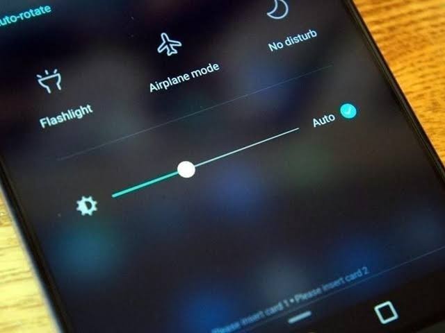 Telefonunuz daha hızlı şarj olsun diye ya da şarjı daha yavaş gitsin diye ekran parlaklığını kısar mısınız?
