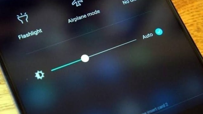 Telefonunuz daha hızlı şarj olsun diye ya da şarjı daha yavaş gitsin diye ekran parlaklığını kısar mısınız?