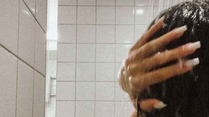 Duşta saçını yıkarken çok su harcar mısın?