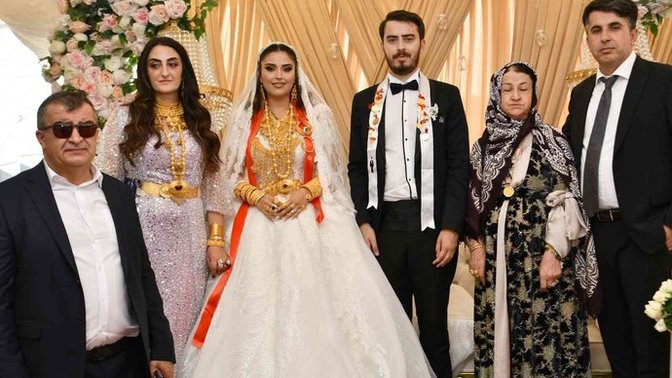 Altın toplamak için sahte evlilik yapar mıydınız?