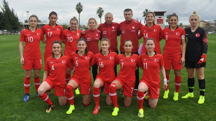 Türkiyede daha çok kadın futbolu izlesek ne heyecanlı olmaz mı?