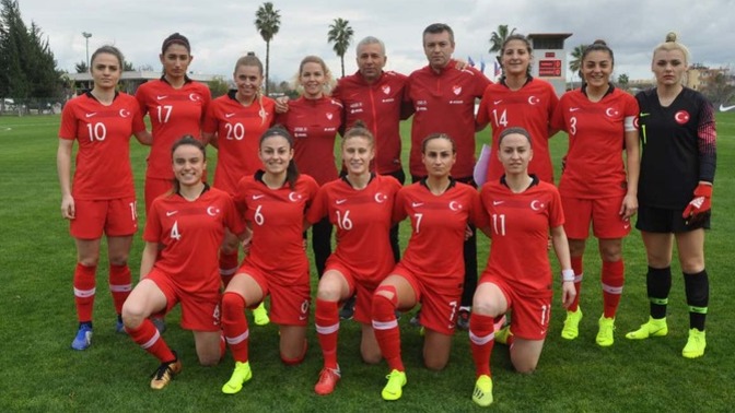 Türkiye'de daha çok kadın futbolu izlesek ne heyecanlı olmaz mı?