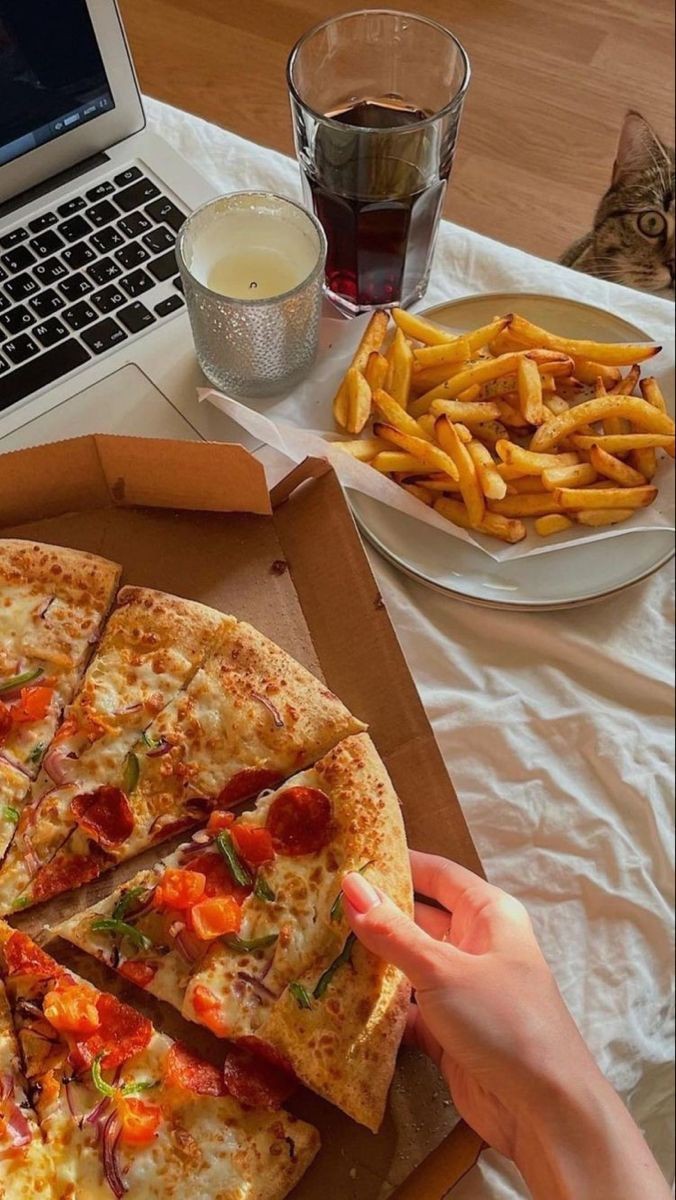 Pizza yanında patates kızartması yenir mi?