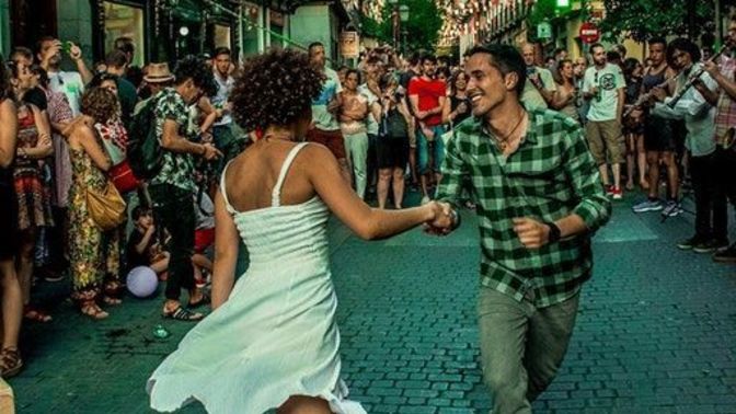 Sokakta dans eden birilerini görseniz ne tepki verirsiniz?