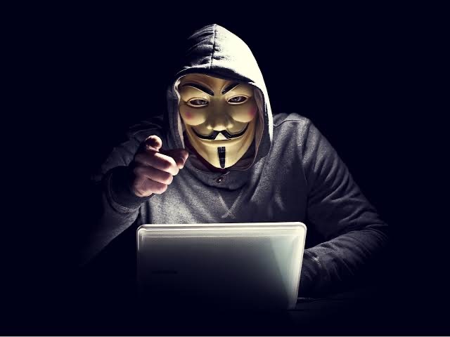 Hacker biri yüzünü sosyal medyada göstermez mi, neden?