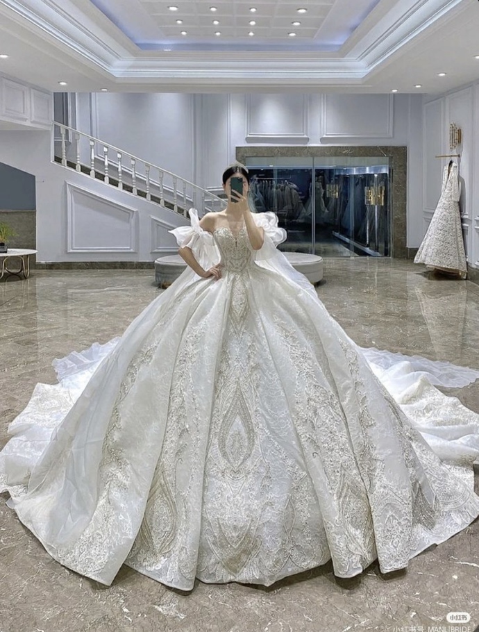 Birazda gelinlikleri konuşalım 👰🏻‍♀️💐?