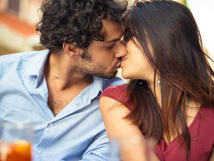 Kucakta mı, ayakta mı yoksa yan yanayken mı öpüşmek daha iyi ve zevkli olurdu, neden?