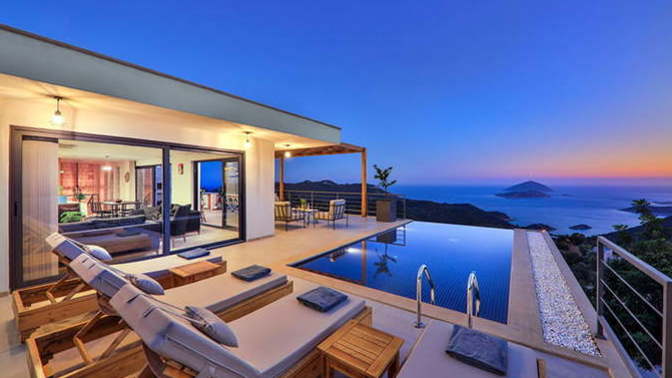 Arkadaşlar kızkardeşimle Antalya Kalkanda tatil yapmayı düşünüyoruz gezilecek yerler neresi ? eğlence mekanları dahil?