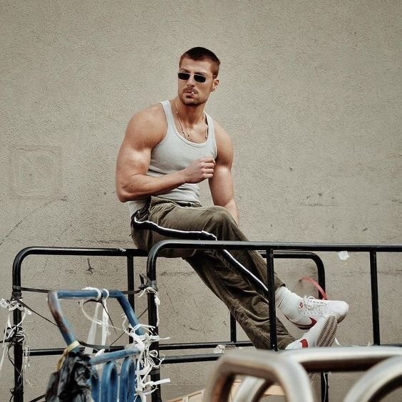 Kadınlar konuşkan esprili erkeği mi daha çok çekici buluyor, cool erkeği mi?
