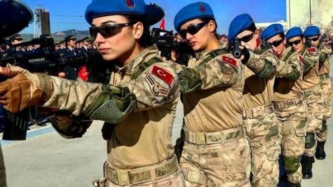 Askeri üniforma bir kadına sizce yakışır mı?