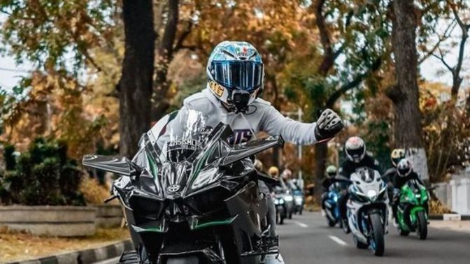 Sizce de motor kullanan erkekler çok cool değiller mi?