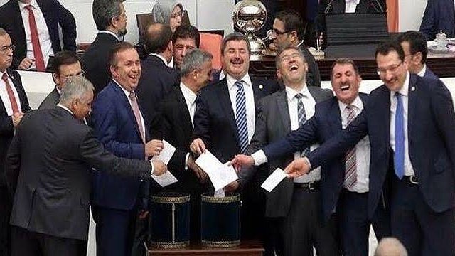 Marmaray'ın Yenikapı istasyonunda bir genç intihar etmiş. Gençlerin dertleri neler sizce?