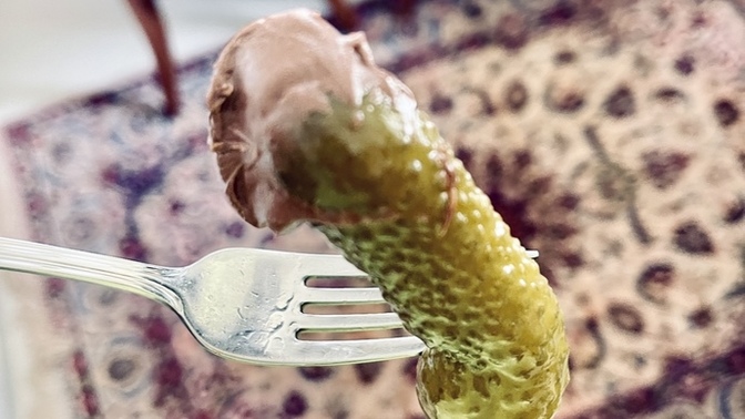 Salatalık turşusunu çikolata ile yiyebilir misin😅?