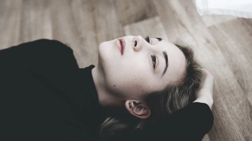 Hi̇çbi̇r şeyden zevk almıyorum, yaz da geli̇yor hi̇ç hazir deği̇li̇m, hayat enerji̇m tükenmi̇ş gi̇bi̇ hi̇ssedi̇yorum, neden böyle?