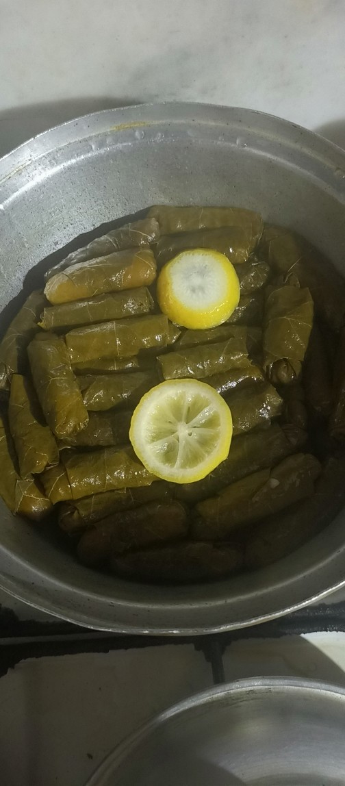 Yaprak sarması zeytinyağlı mı olur, yoksa bol limonlu mu?