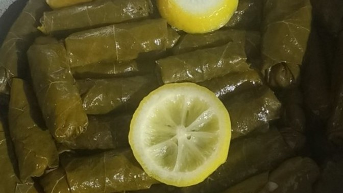 Yaprak sarması zeytinyağlı mı olur, yoksa bol limonlu mu?