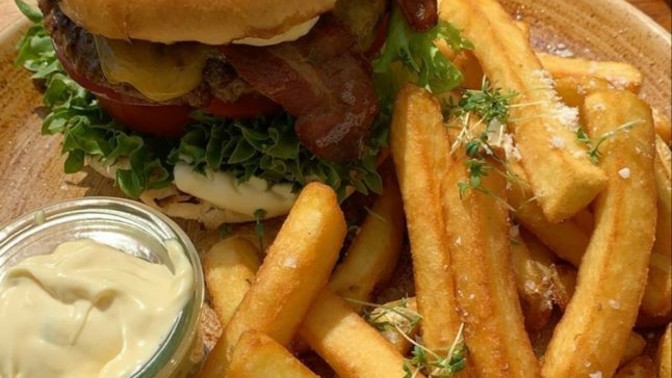 Hamburgerin yanına patates kızartmasını mı yoksa soğan halkasını mı yakıştırıyorsunuz?