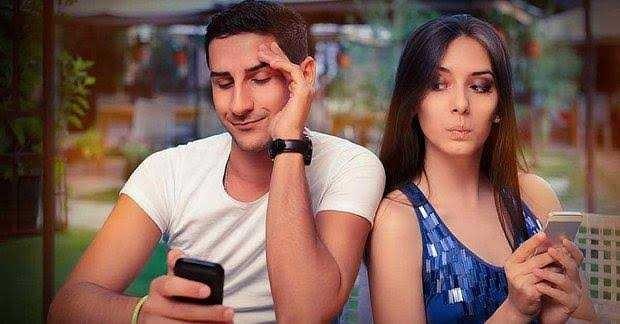 Yanınızda tanımadığınız birisi telefonla ilgileniyorsa ekranına bakar mısınız?