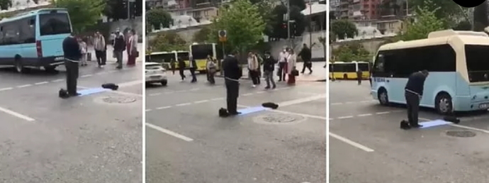 Yolun ortasında seccade serip namaz kıldı! Sizce neden böyle yaptı?
