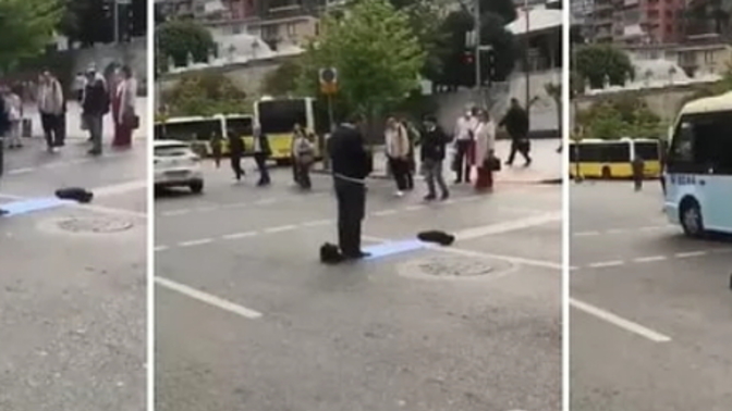 Yolun ortasında seccade serip namaz kıldı! Sizce neden böyle yaptı?