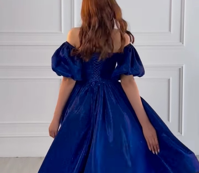 Bu elbiseyle nasıl ayakkabı ve çanta kullanabilirim, hangi renk olmalı?