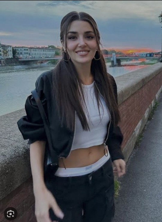Hande Ercel mi daha güzel Afra Saraçoğlu mu?