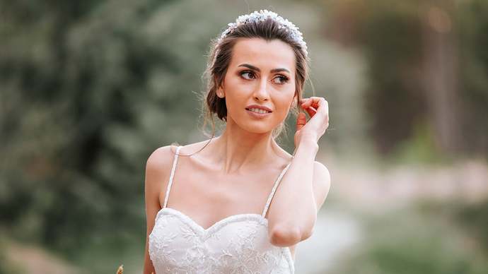 Güzel olmayan bir kadın evde mi kalmıştır?