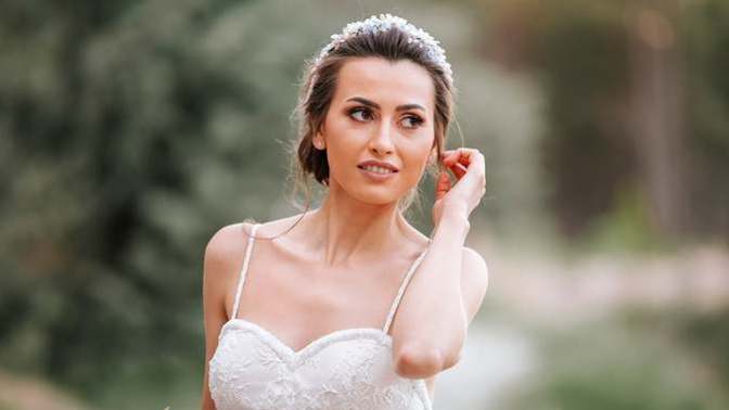 Güzel olmayan bir kadın evde mi kalmıştır?
