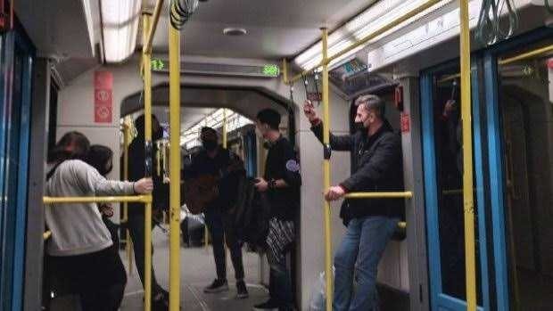 Canlı müziğe gidelim diyen flörtü metroya bindirsem hoşuna gider mi?