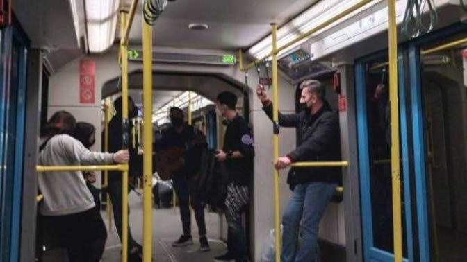 Canlı müziğe gidelim diyen flörtü metroya bindirsem hoşuna gider mi?