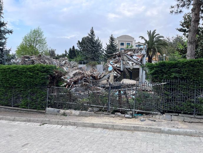 Münevver Karabulutun katledildiği villa yıkıldı! Sizce kadın cinayetleri nasıl bitirilir?
