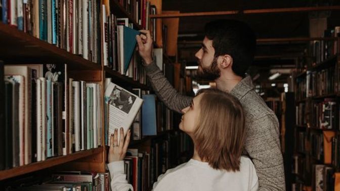 Flörtümün okuduğu kitapları sıkıcı bulduğum için beni kültürsüz olarak görüyor. Kültürlü olmak için sadece kitap mı okunur?