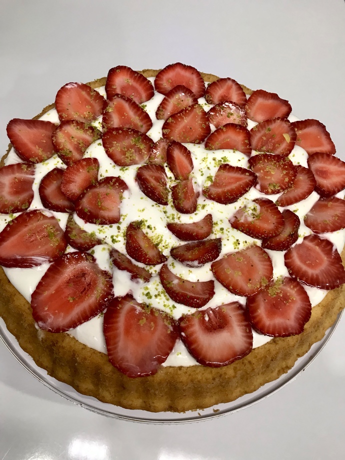 Çilekli tart kek yaptım! Kekin yanına kahve mi yakışır, çay mı?