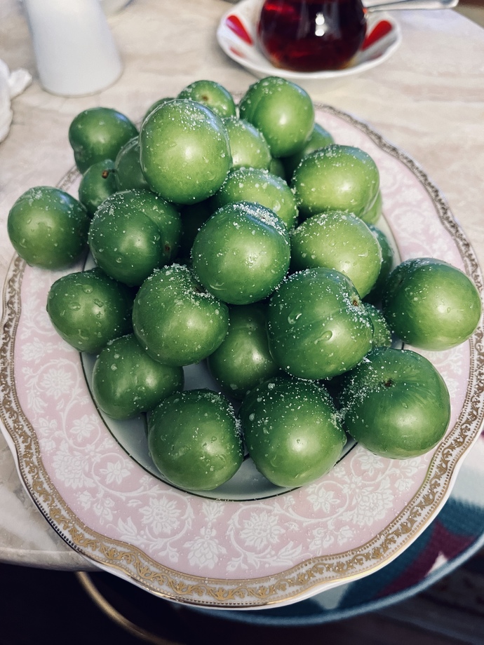 Yeşil eriği tuzlayıp mı yersin yoksa sade mi seversin?